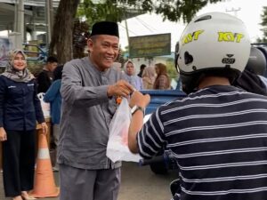 Perusahaan Umum daerah (Perumda) Tirta Mangkaluku Kota Palopo berbagi paket buka puasa untuk masyarakat di depan kantor pusat, jalan Jl. Pong Simpin, Kecamatan Mungkajang, Sabtu 23 Maret 2023.