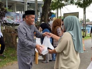 Perusahaan Umum daerah (Perumda) Tirta Mangkaluku Kota Palopo berbagi paket buka puasa untuk masyarakat di depan kantor pusat, jalan Jl. Pong Simpin, Kecamatan Mungkajang, Sabtu 23 Maret 2023.