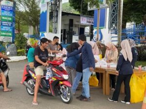 Perusahaan Umum daerah (Perumda) Tirta Mangkaluku Kota Palopo berbagi paket buka puasa untuk masyarakat di depan kantor pusat, jalan Jl. Pong Simpin, Kecamatan Mungkajang, Sabtu 23 Maret 2023.