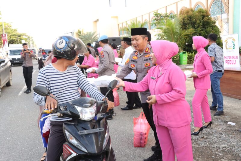 Polda Sulawesi Tengah Berbagi Takjil Gratis