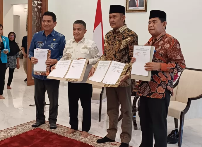 Pemda Morowali Teken MoU Pelayanan Perdagangan Dan Industri Dengan Pemkot Palu