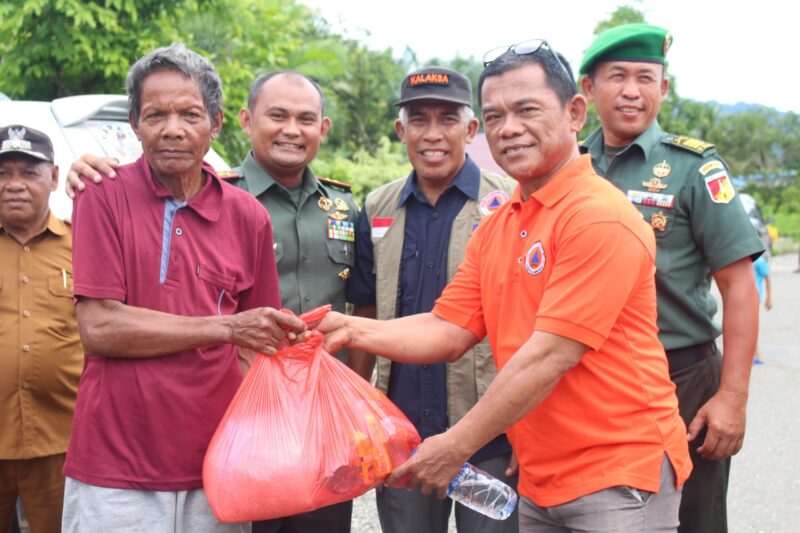 Dandim 1311/Morowali & Kaban BPBD Morowali Sinergi Bantu Korban Banjir