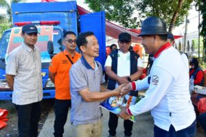 Perumda Tirta Mangkaluku Kota Palopo mengirimkan bantuan logistik dan air bersih untuk masyarakat yang menjadi korban bencana yang diantarkan langsung oleh Direktur Utama Ir. M. Tawakkal, MM bersama beberapa perwakilan manajemen dan karyawan Perumda TM Kota Palopo, Minggu (5/5/24).