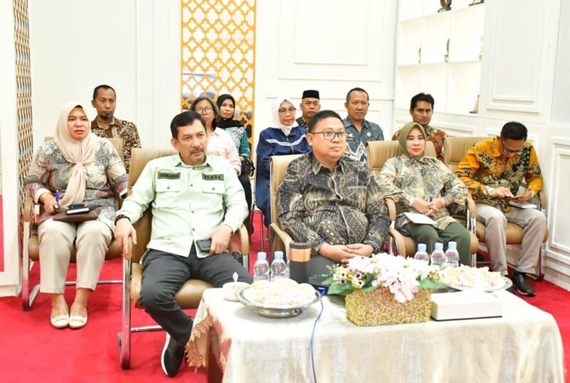 - Pj. Wali Kota Palopo, Asrul Sani, SH., M.Si., mengikuti Rakornas Pengendalian Inflasi tahun 2024 yang dilaksanakan secara virtual di ruang kerja Wali Kota Palopo, Jumat (14/06/2024).  Presiden RI Joko Widodo (Jokowi), mengucapkan terima kasih kepada Tim Pengendali Inflasi Pusat (TPIP) dan Tim Pengendali Inflasi Daerah (TPID).  “Capaian inflasi Indonesia sebesar 2,84 persen secara tahunan (year on year ) pada bulan Mei 2024, merupakan salah satu yang terbaik di dunia,” kata Joko Widodo dalam sambutannya.  Inflasi pada Mei 2024, kata Jokowi, jauh lebih baik dibanding 9-10 tahun lalu yang berada di kisaran 9,6 Persen.  “Bulan Mei yang lalu inflasi kita berada di angka 2,84 persen, ini salah satu yang terbaik di dunia,” katanya.  Kalau kita ingat di 9 atau 10 tahun yang lalu, lanjut Jokowi, inflasi Indonesia masih berada di angka 9,6 persen. “Dan atas usaha kerja keras kita berada di angka 2,84 persen,” lanjutnya.  Capaian inflasi yang baik itu, urai Jokowi, turut berpengaruh pada pertumbuhan ekonomi yang baik pula.  “Sebaliknya angka inflasi yang terlalu tinggi, akan membebani pertumbuhan ekonomi. Saya ingatkan agar capaian yang  baik ini harus tetap dijaga,” urainya.  Selain itu, Jokowi juga meminta seluruh pihak untuk tetap waspada dan hati-hati, serta tidak boleh lengah karena tantangan ke depan akan semakin tidak mudah.  Turut hadir pada Rakornas tersebut Sekretaris Daerah Kota Palopo, Pimpinan Perangkat Daerah Kota Palopo, serta para tamu undangan lainnya.