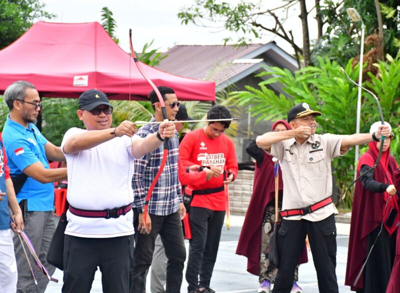  - Pj. Wali Kota Palopo, Asrul Sani, SH, M.Si., menghadiri kegiatan latihan bersama panahan Merah Putih se-Kota Palopo, yang diselenggarakan oleh Palopo Horsebow Community (PHC).  Kegiatan ini digelar di Islamic Center Archery, Jl. Jendral Sudirman, Kelurahan Takkalala, Kecamatan Wara Selatan Kota Palopo, Sabtu (24/08/2024).  Adapun tujuan kegiatan ini, untuk memupuk semangat nasionalisme dan mempererat silaturahmi di kalangan masyarakat Kota Palopo, sekaligus memperingati dan memeriahkan HUT ke-79 RI.  Dalam sambutannya, Asrul Sani, mengatakan, bahwa olahraga panahan saat ini mulai mendapatkan sambutan yang positif dari semua kalangan masyarakat dan mulai menggeliat perkembangannya, serta mulai digemari oleh banyak anak muda.  