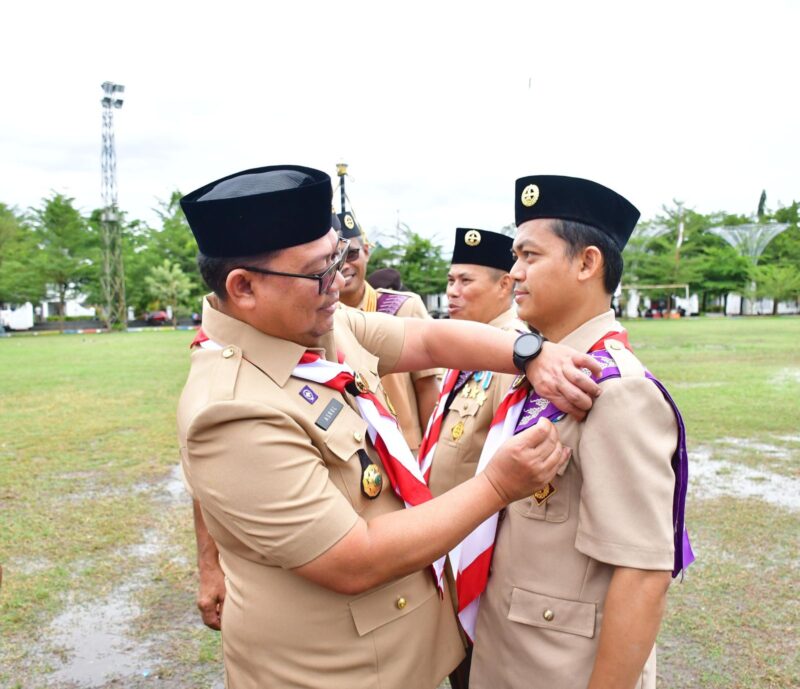 Apel Besar Hari Pramuka ke-63, Pj Wali Kota Palopo Sematkan Tanda Penghargaan