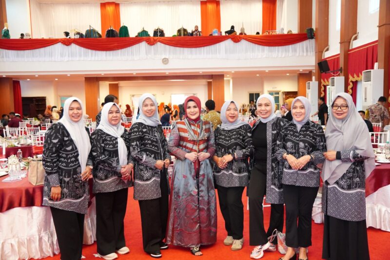 Ketua Dekranasda Palopo Curi Perhatian di Ajang Fashion Show Pameran Warna Budaya