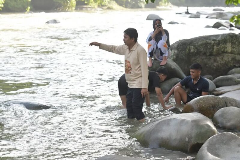 Isi Waktu Libur, Bupati Luwu Utara Nikmati Wisata Permandian Air Panas Pincara Sehari Pasca-Iduladha 1447 H