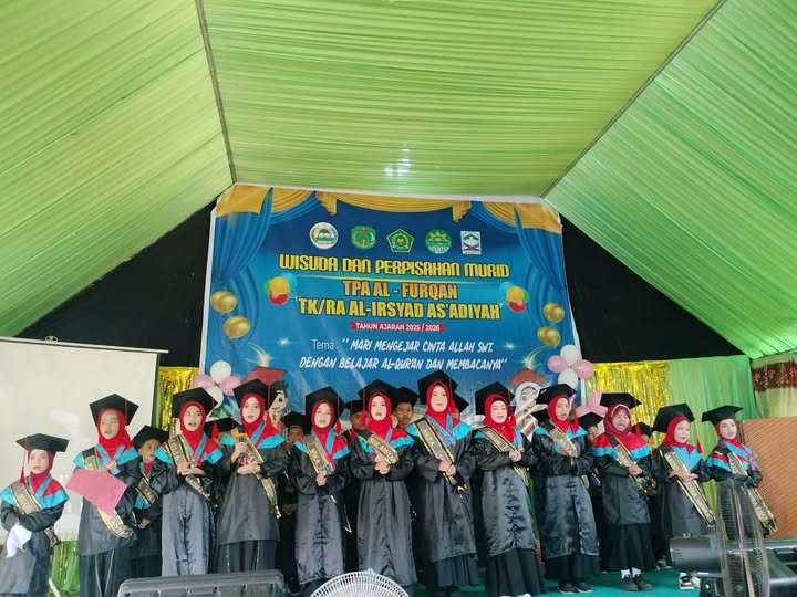 Berlangsung Meriah, 42 Santri TPA Al Furqan dan TK/RA Al Irsyad As'adiyah Desa Mario Resmi Diwisuda