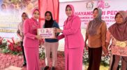 Ketua Bhayangkari Sulteng Bagikan 100 Paket Sembako untuk Warga Bungku Tengah