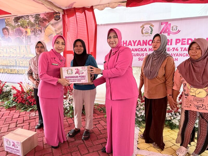 Ketua Bhayangkari Sulteng Bagikan 100 Paket Sembako untuk Warga Bungku Tengah